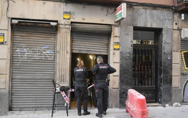 El crimen se ha producido en este bar de la calle San Francisco de Bilbao El crimen se ha producido en este bar de la calle San Francisco de Bilbao