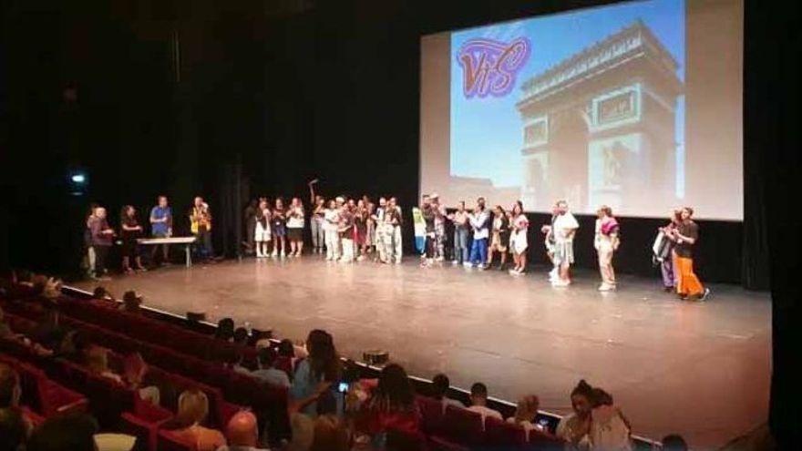 Miembros de Arkadia Dance Studio, celebrando la victoria