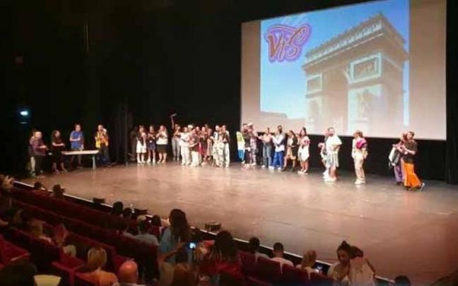 Miembros de Arkadia Dance Studio, celebrando la victoria