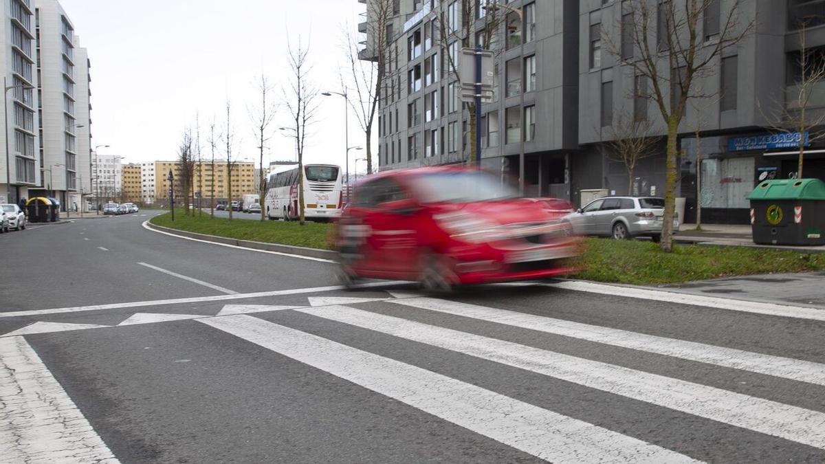 Un coche, ajeno a la información, circula por la Avenida de las Naciones Unidas