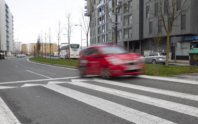 Un coche, ajeno a la informaci&oacute;n, circula por la Avenida de las Naciones Unidas