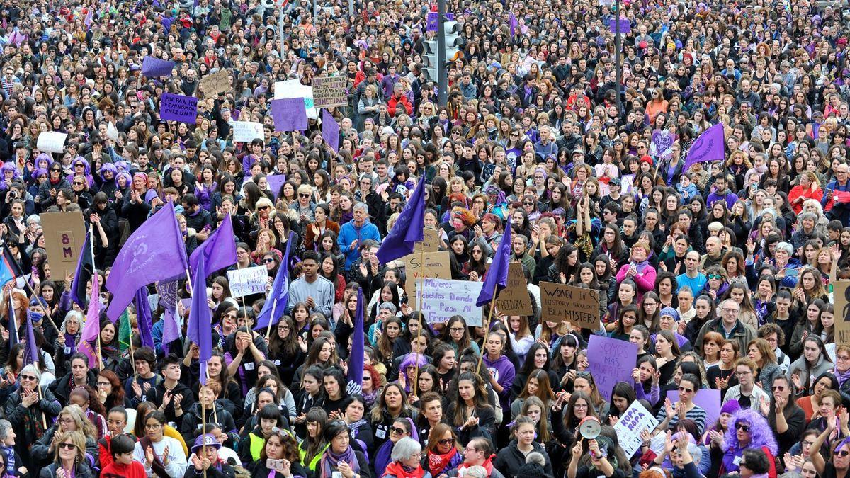 Miles de personas en una manifestación feminista en el Día de la Mujer
