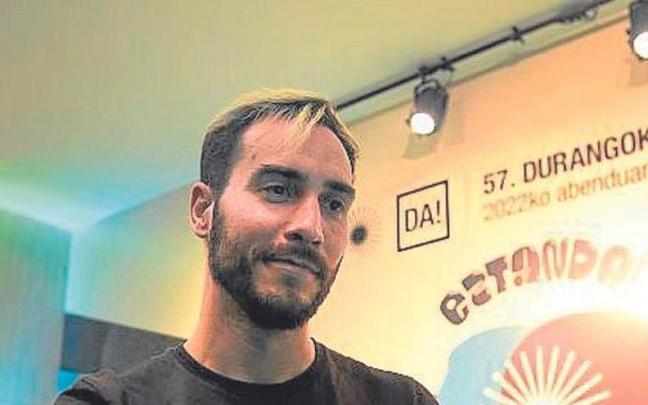 Argazkian, Aizpurua Durangoko azokan ‘Barraka’ aurkezten.