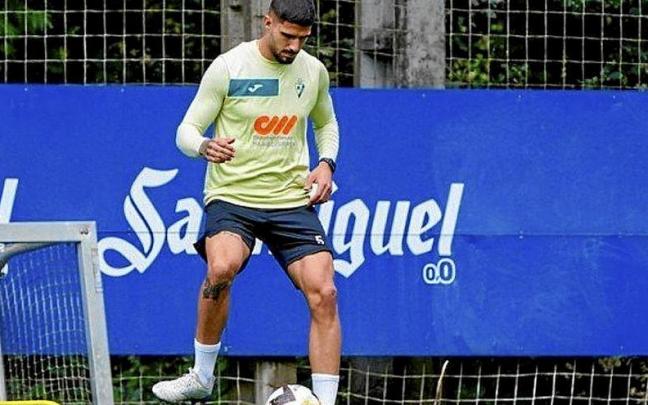 Berrocal, en un entrenamiento con el Eibar. | FOTO: N.G.