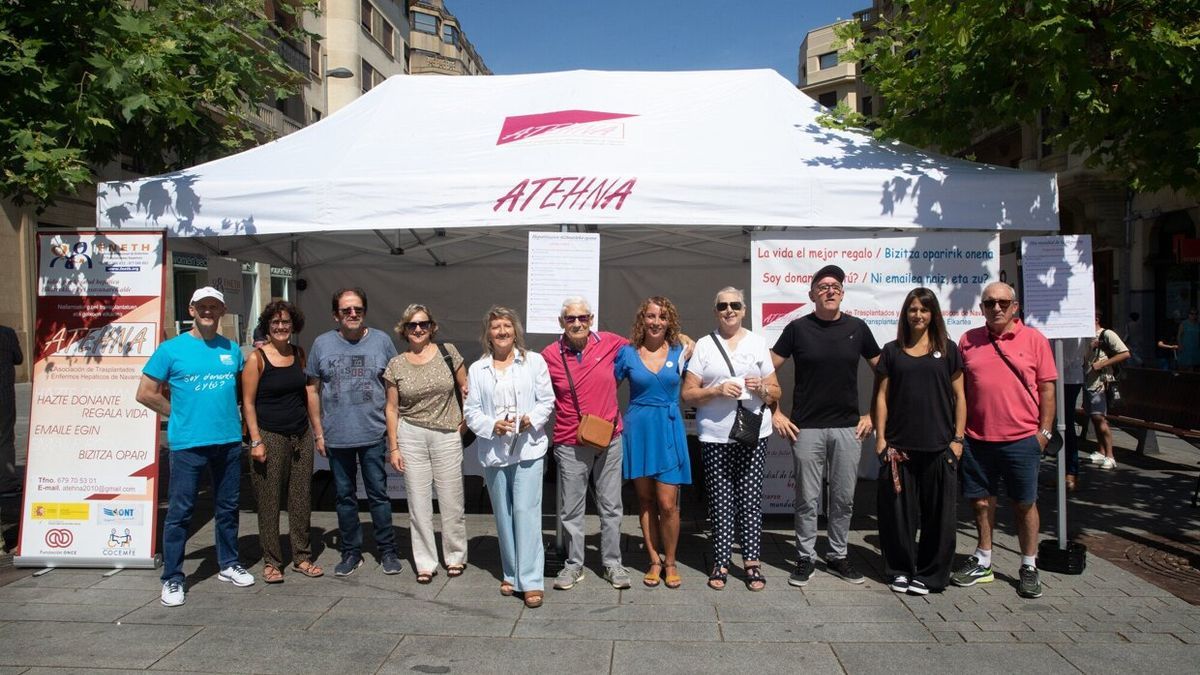 Miembros de la Asociación de Personas Trasplantadas y Enfermas Hepáticas de Navarra, con su presidenta, Txonila Larrea (5ª por la izda).