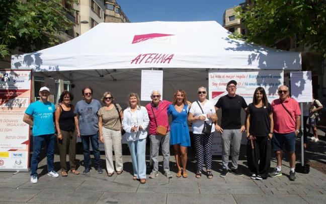 Miembros de la Asociación de Personas Trasplantadas y Enfermas Hepáticas de Navarra, con su presidenta, Txonila Larrea (5ª por la izda). Miembros de la Asociación de Personas Trasplantadas y Enfermas Hepáticas de Navarra, con su presidenta, Txonila Larrea (5ª por la izda).