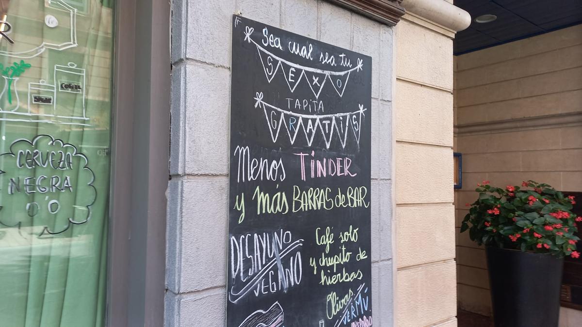 Bar de la calle Gorbea que tiene el cartel colgado.