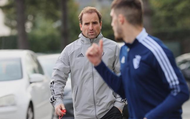 Nacho Vidal hablar con Arrasate tras un entrenamiento.