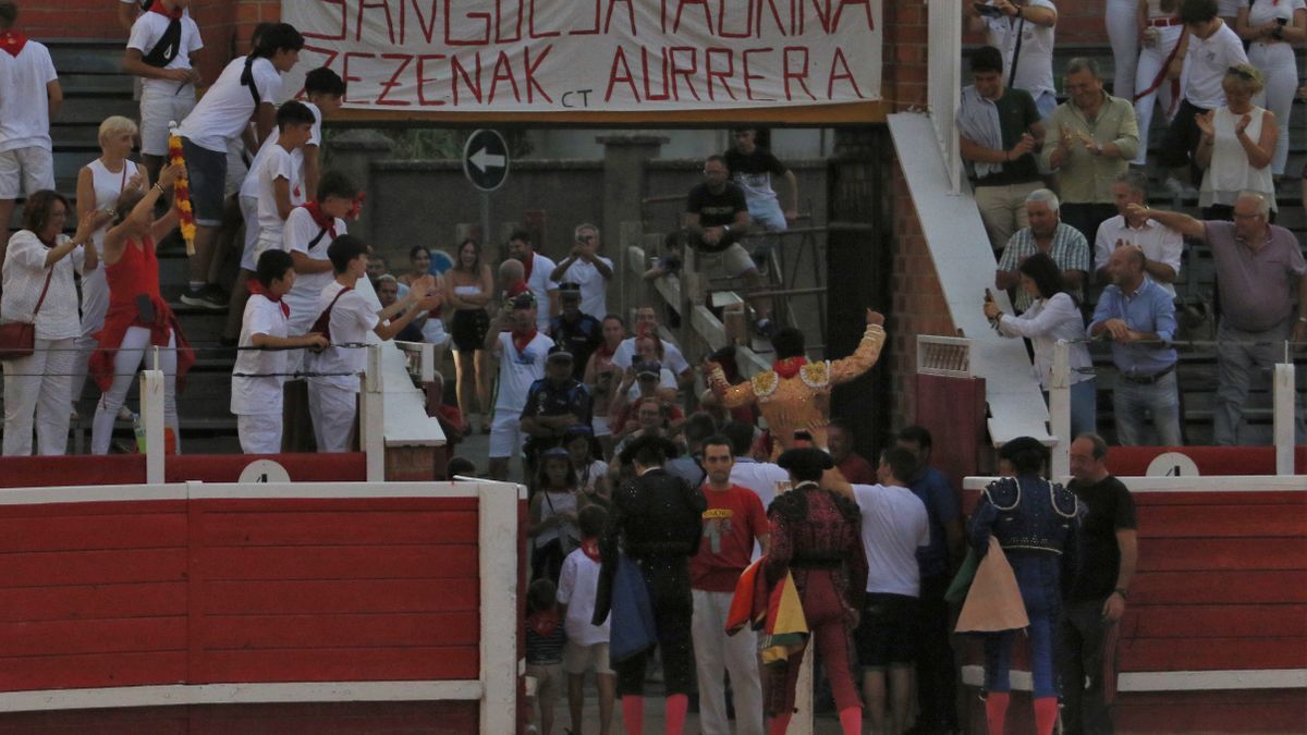 Francisco Javier Expósito, saliendo a hombros.