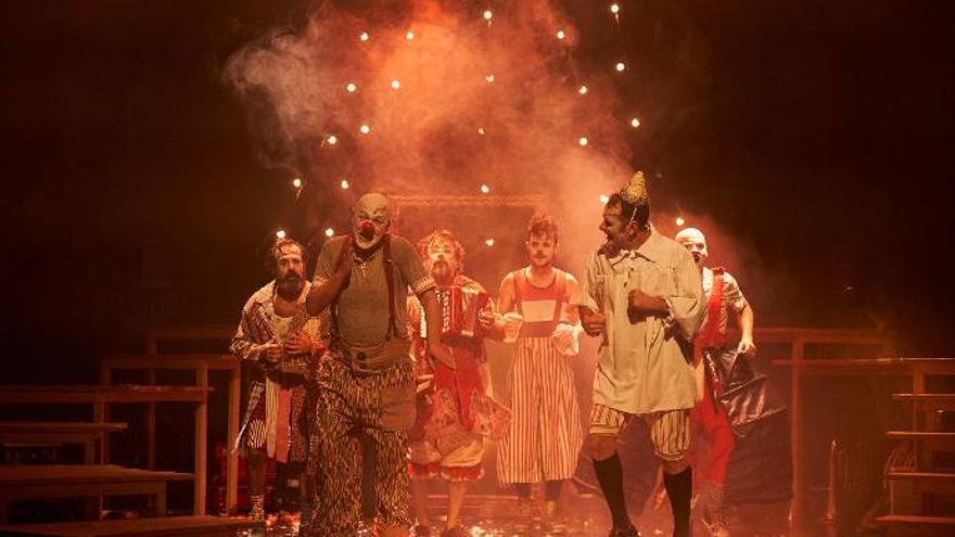La compañía lleva a escena a personajes del siglo XVII y a payasos del siglo XXI por las tierras de una España esperpéntica
