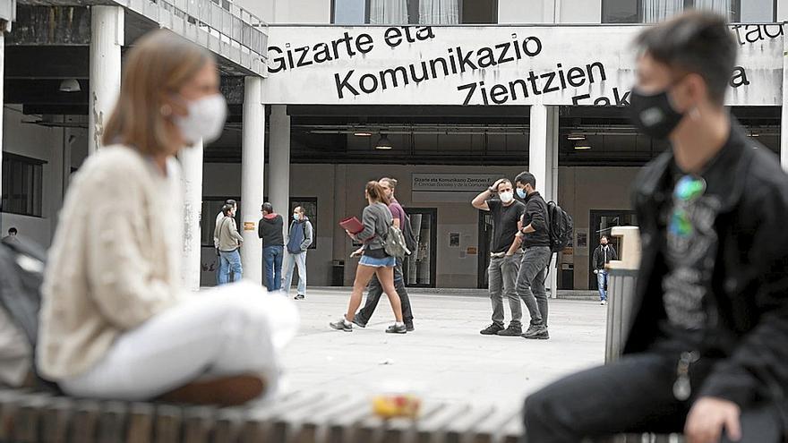 Dos estudiantes de la UPV/EHU en el campus de Leioa. | FOTO: JOSE MARI MARTÍNEZ