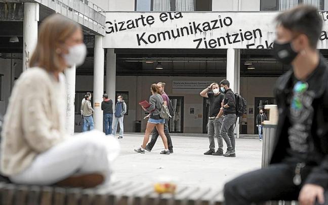 Dos estudiantes de la UPV/EHU en el campus de Leioa. | FOTO: JOSE MARI MARTÍNEZ