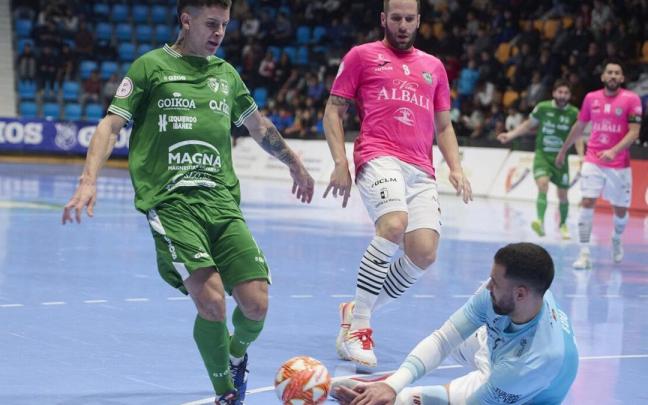 Fabinho, intentando superar a un Edu que estuvo muy acertado.