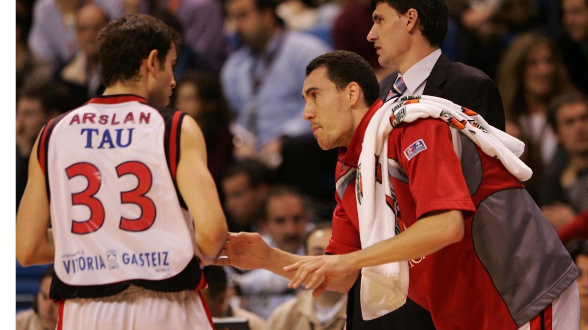 Perasovic en el banquillo Baskonista en la 2006-2007