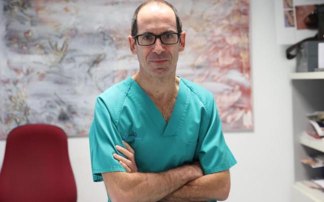 El Dr. Jim&eacute;nez Arribas, en su consulta