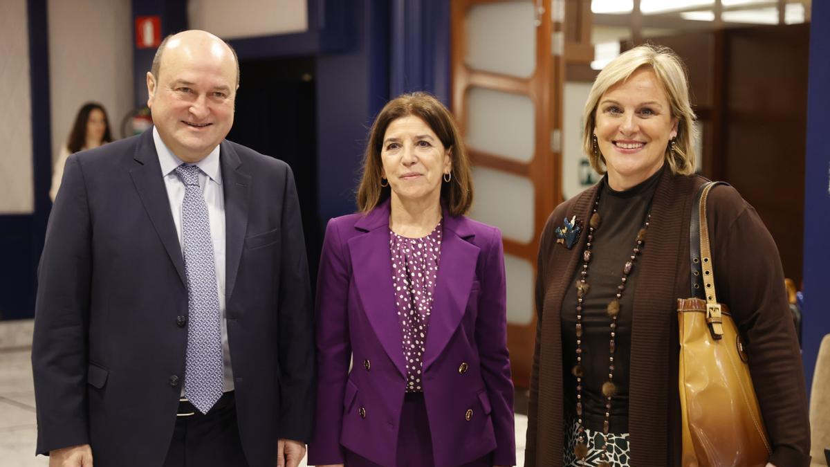 El presidente del EBB del PNV junto a la líder de la formación en Bizkaia, Itxaso Atutxa, y la europarlamentaria jeltzale, Izaskun Bilbao.