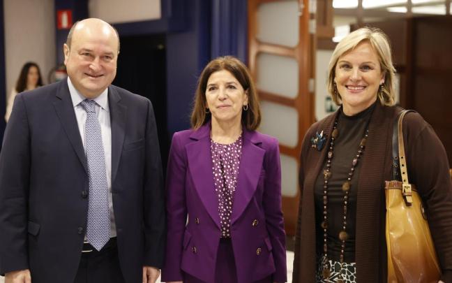 El presidente del EBB del PNV junto a la l&iacute;der de la formaci&oacute;n en Bizkaia, Itxaso Atutxa, y la europarlamentaria jeltzale, Izaskun Bilbao.