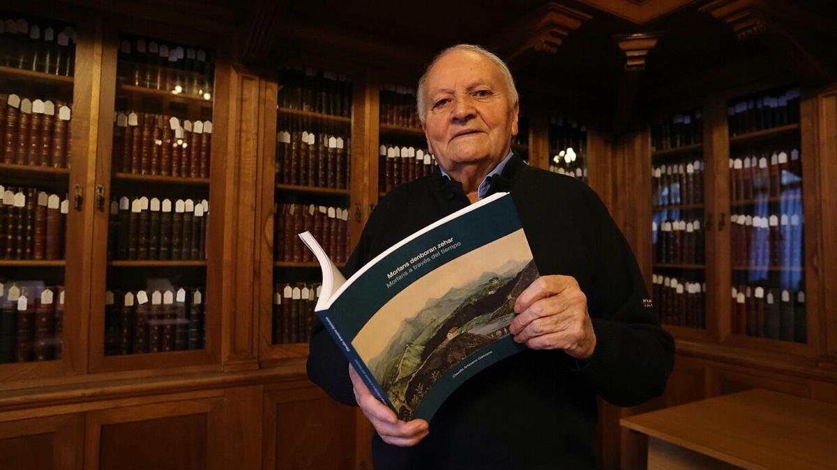 Claudio Artesano, con su publicación 'Morlans a través del tiempo' en la presentación del libro.