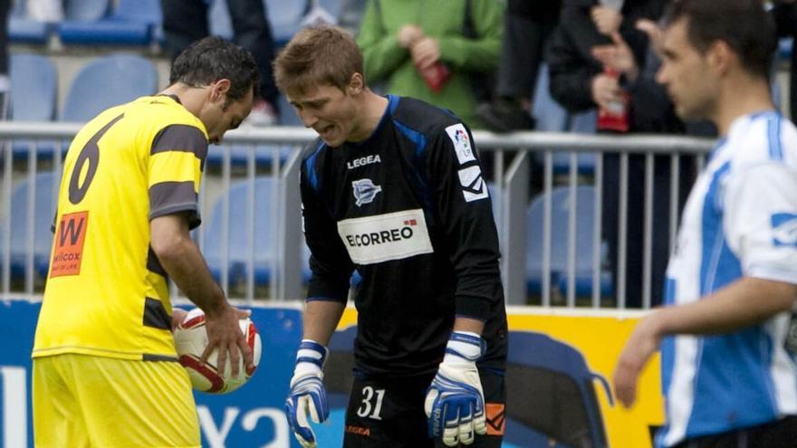 Javi Montoya en su debut con el Alavés en abril de 2011 en el Alavés de Tomé tras la expulsión de Dituro.