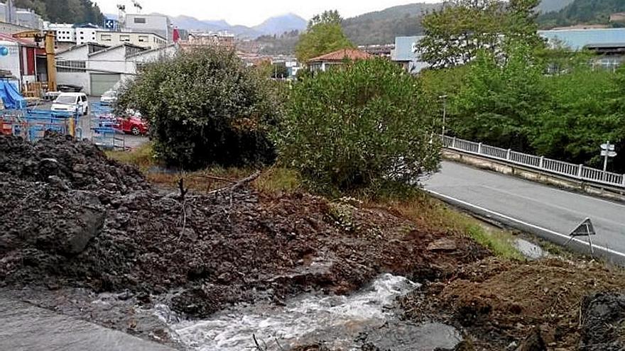 El punto de la avería, entre el hospital y el puente de Osiña. | FOTO: A.D.