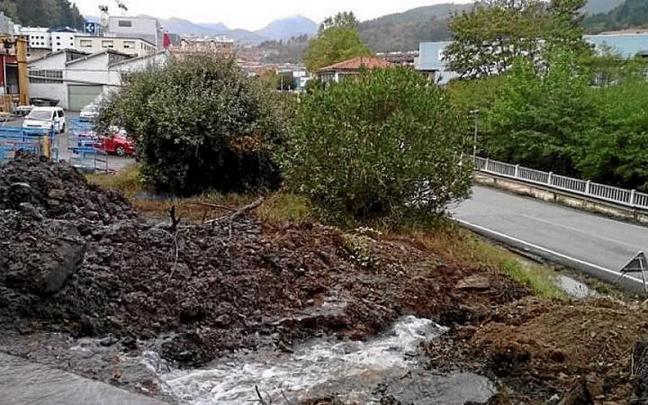 El punto de la avería, entre el hospital y el puente de Osiña. | FOTO: A.D.