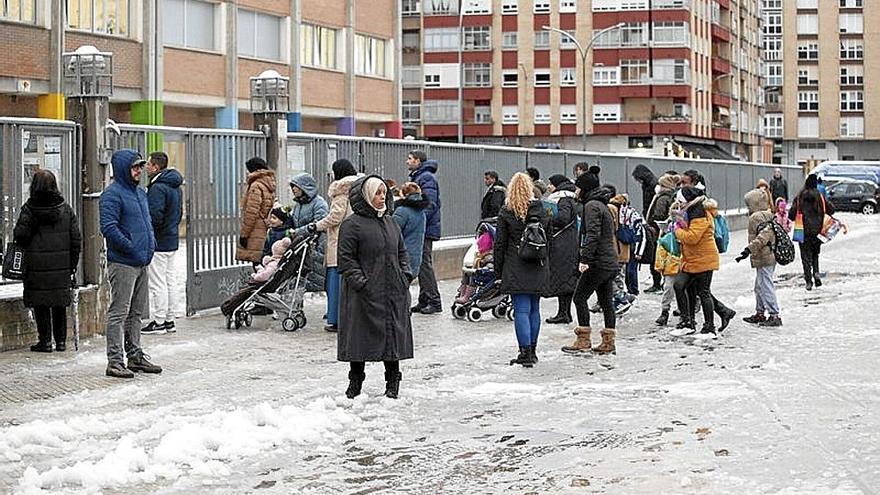 La primera nevada del invierno complica el tráfico en las carreteras