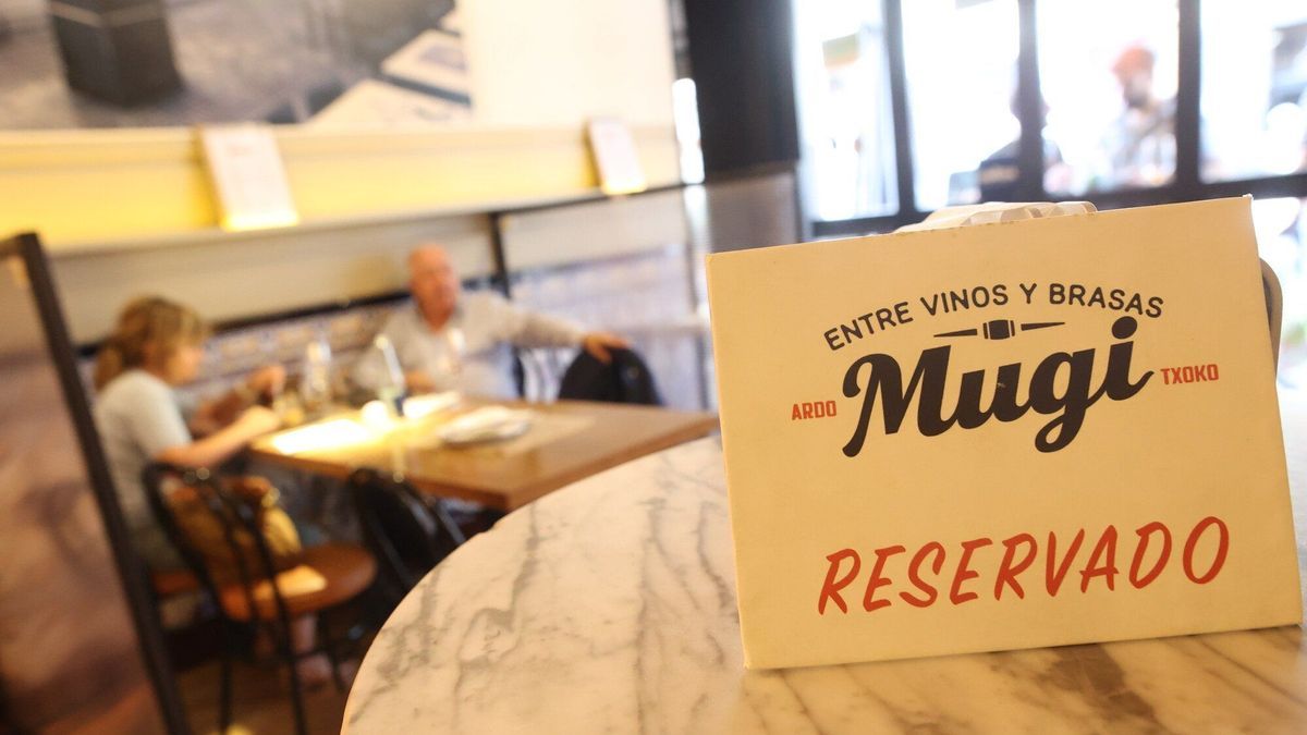 Cartel de “reservado” en una de las mesas del restaurante Mugi.