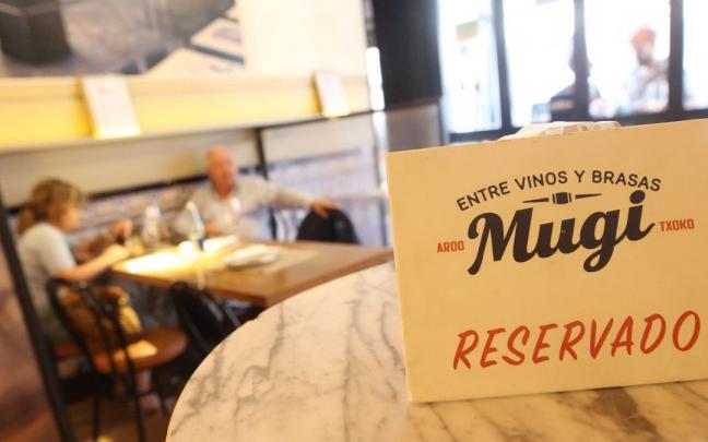 Cartel de &ldquo;reservado&rdquo; en una de las mesas del restaurante Mugi.