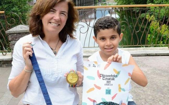 Los encargados del chupinazo, Teresa Motos Izeta y Sami Ouady Dyian, con el stick, la medalla de oro y el cartel de fiestas de Elizondo. Los encargados del chupinazo, Teresa Motos Izeta y Sami Ouady Dyian, con el stick, la medalla de oro y el cartel de fiestas de Elizondo.