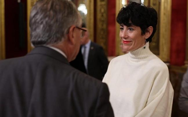 Elma Saiz, actual portavoz del Gobierno, charla con el alcalde Maya.