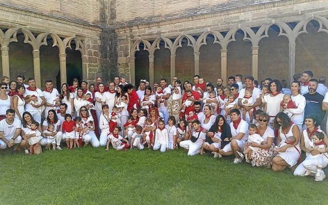 Foto grupal de los pequeños que recibieron el pañuelico junto a sus padres, madres y la Corporación. Foto grupal de los pequeños que recibieron el pañuelico junto a sus padres, madres y la Corporación.
