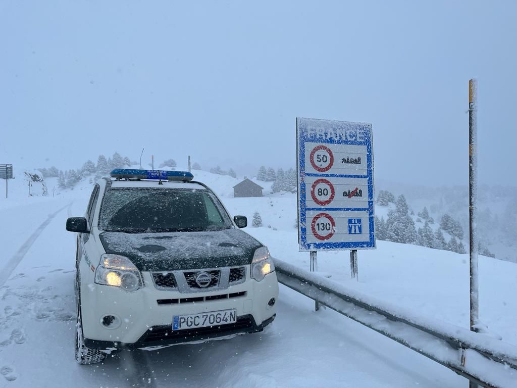 Vehículo de Guardia Civil en la frontera entre Navarra e Iparralde, este sábado.