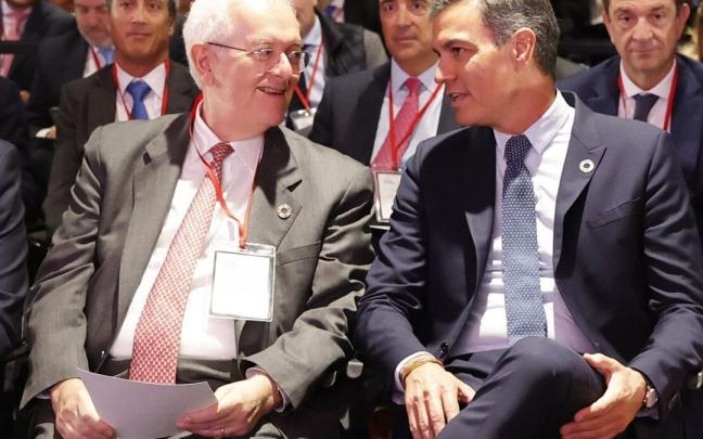 El presidente del gobierno de Espa&ntilde;a, Pedro S&aacute;nchez (d), habla con el ministro de Hacienda de Colombia, Jos&eacute; Antonio Ocampo (i), durante la clausura del Encuentro Empresarial Espa&ntilde;a Colombia hoy, en Bogot&aacute; (Colombia).
