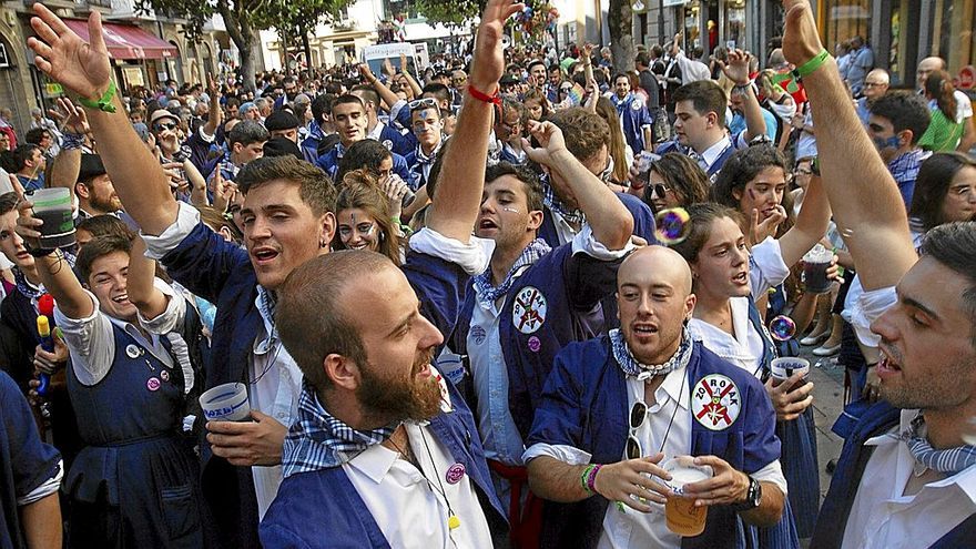 Las cuadrillas de blusas y neskas recuperan su d&iacute;a grande, tras tres a&ntilde;os sin celebrar la festividad de Santiago. | FOTO: ALEX LARRETXI/JOSU CHAVARRI