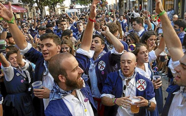 Las cuadrillas de blusas y neskas recuperan su d&iacute;a grande, tras tres a&ntilde;os sin celebrar la festividad de Santiago. | FOTO: ALEX LARRETXI/JOSU CHAVARRI