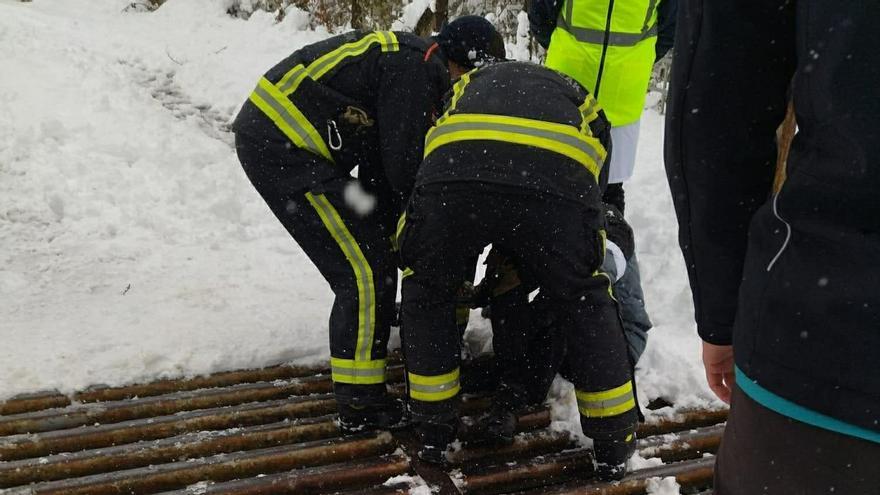Bomberos auxilian al menor.