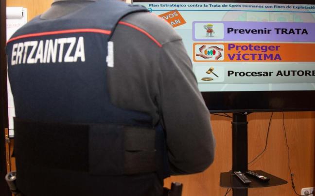 Uno de los agentes que investigan la trata de serres humanos en Vitoria.