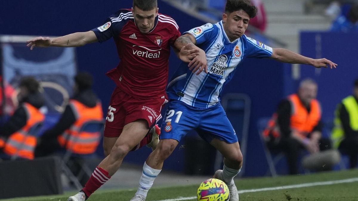 El jugador del Osasuna Diego Moreno lucha por el balón con el centrocampista del Espanyol Nico Melamed.