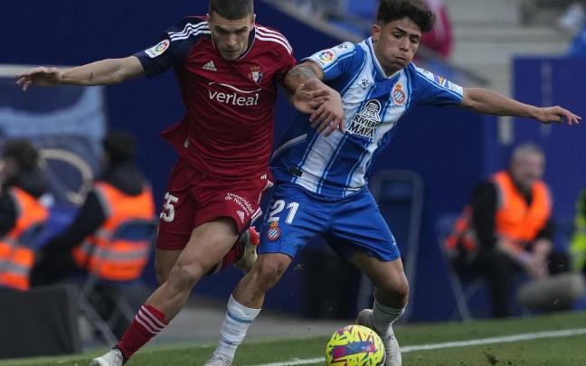 El jugador del Osasuna Diego Moreno lucha por el balón con el centrocampista del Espanyol Nico Melamed.