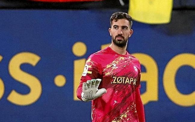 Fernando Pacheco pide calma durante un partido. | FOTO: I. FORONDA