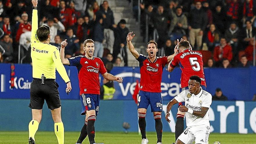 Desesperación de los jugadores de Osasuna al ver Moncayola una amarilla por un leve agarrón a Vinicius.