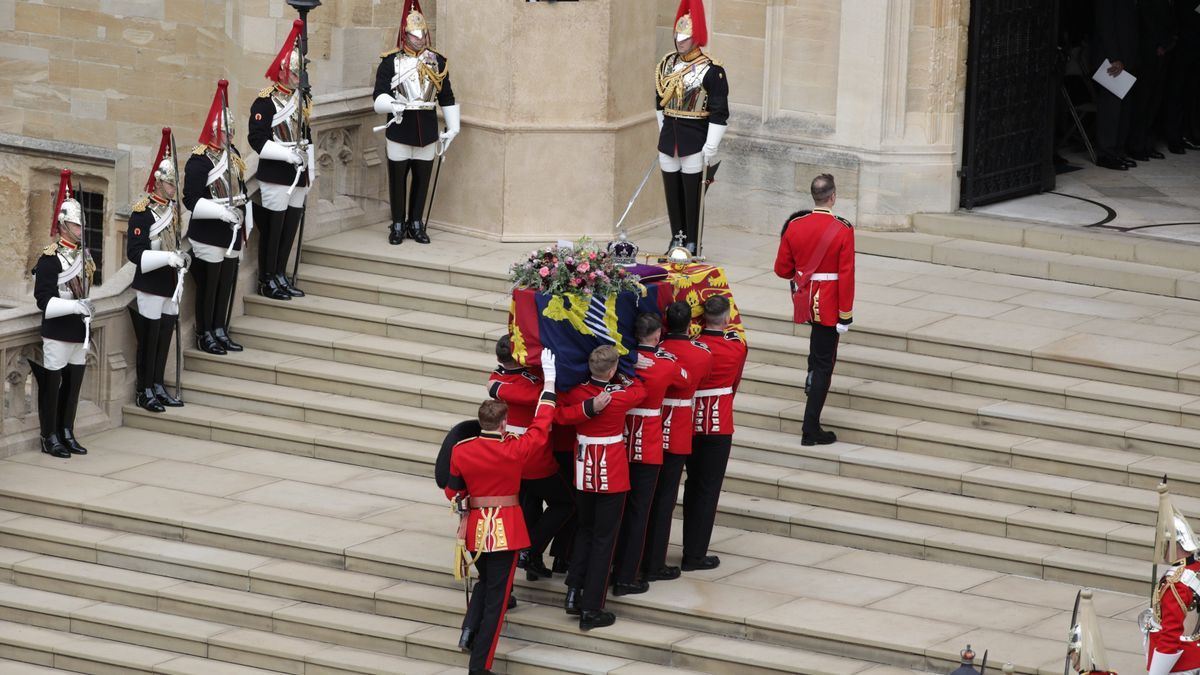 El féretro de Isabel II, al acceder al castillo de Windsor.
