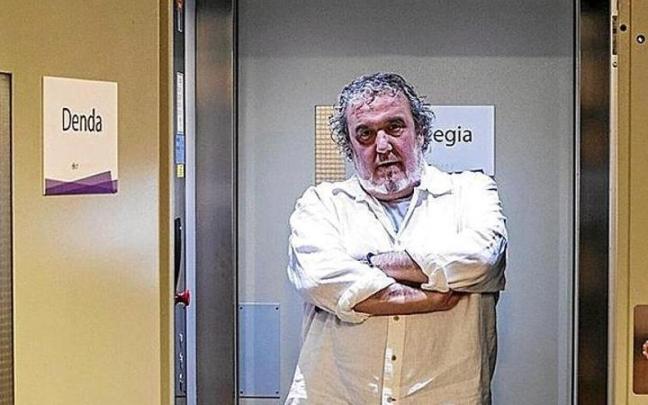 Pascual Garc&iacute;a Arano, en el ascensor de Elkar Comedias. | FOTO: IBAN AGUINAGA
