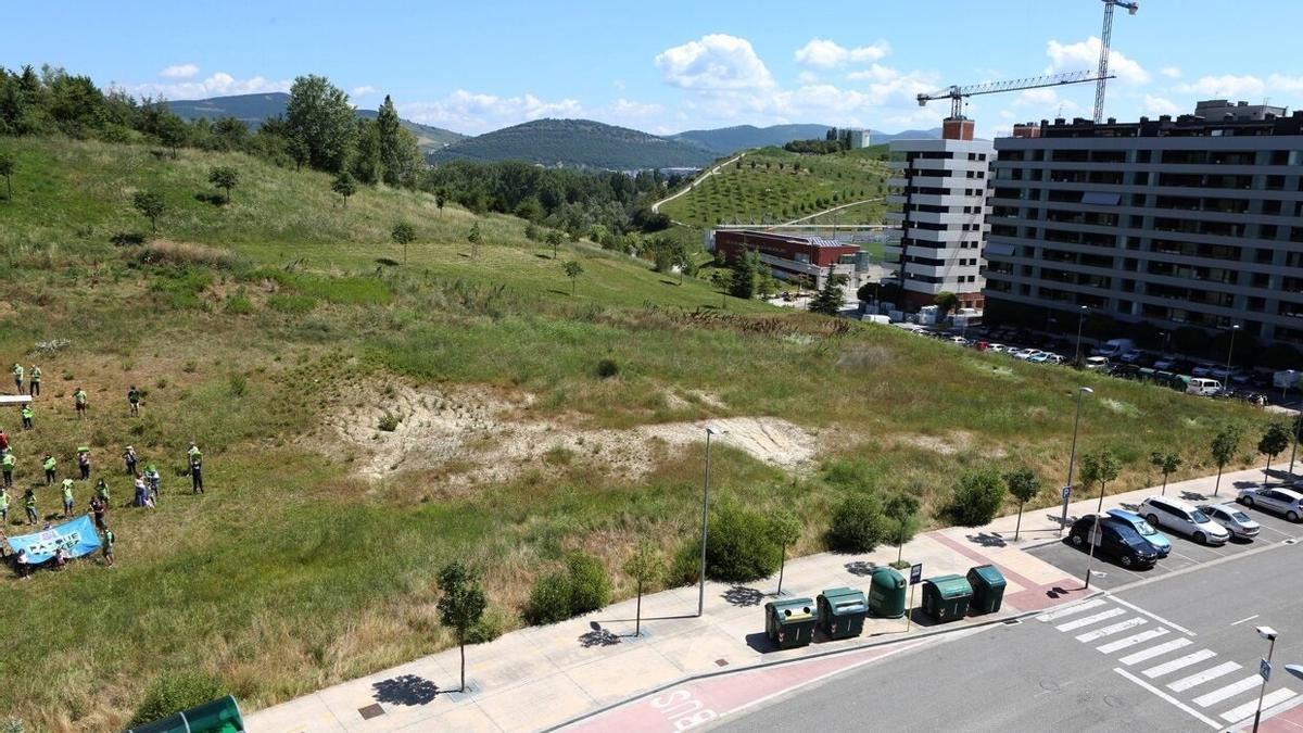 Concentración de vecinos de Erripagaña con el lema "SOS Ripa: la desescalada", en contra de la construcción de 91 VPO proyectadas en la ladera de la Ripa Sur.