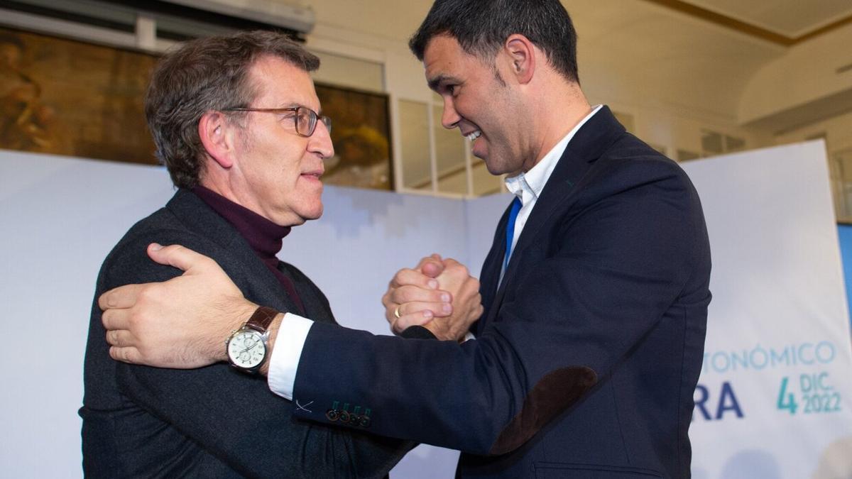 El presidente del PP, Alberto Núñez Feijóo, y el presidente del PP en Navarra, Javier García, durante el último congreso del PPN.