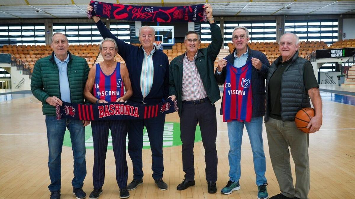 ‘Tacha’ Lázaro, ‘Pichu’ Ibáñez, ‘Choche’ Armentia, Ramón Díaz de Argote, Amado Ubis y Juan Pinedo posan en Mendizorroza con camisetas originales de la época.