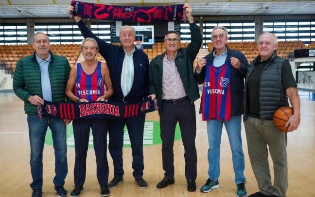 ‘Tacha’ Lázaro, ‘Pichu’ Ibáñez, ‘Choche’ Armentia, Ramón Díaz de Argote, Amado Ubis y Juan Pinedo posan en Mendizorroza con camisetas originales de la época.