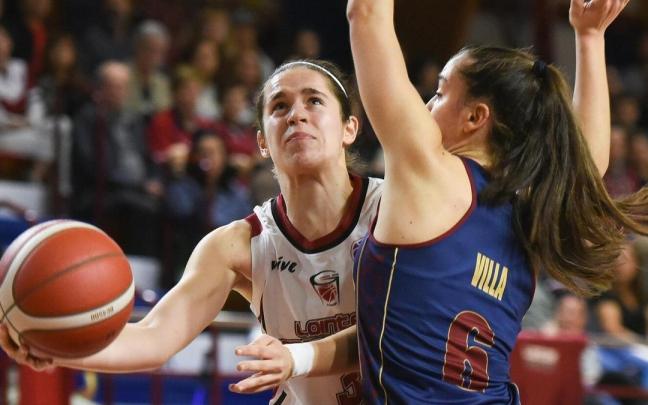 Itzi Ariztimuño realiza una entrada en un partido