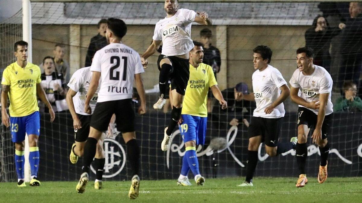 Los jugadores del Real Unión celebran uno de los tres goles que marcaron al Cádiz el domingo pasado en Gal, en el enfrentamiento de Copa.