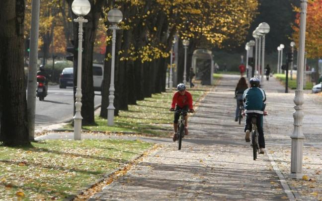 Varias personas, en bici, en un d&iacute;a oto&ntilde;al en Donostia